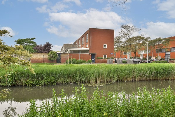 Royale hoekwoning met veel leefruimte en een zonnige tuin!